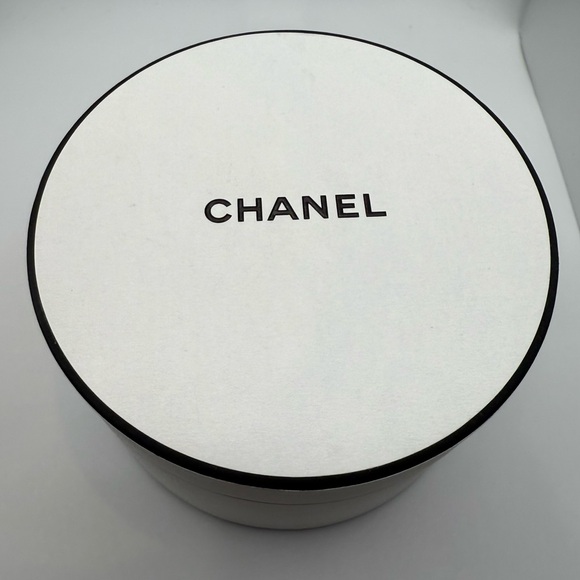 New! Chanel Gold Leather brooch limited to Europe - Picture 6 of 9